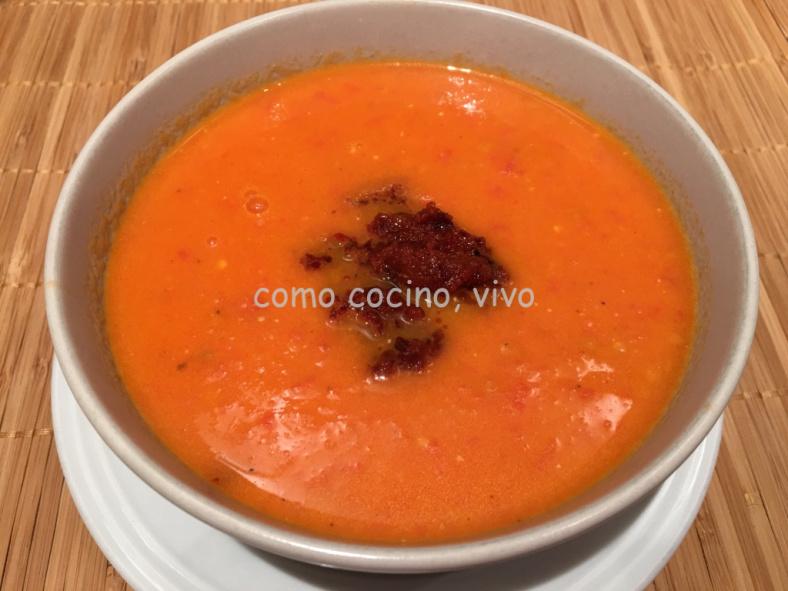 Sopa de tomates asados con pesto de tomates secos