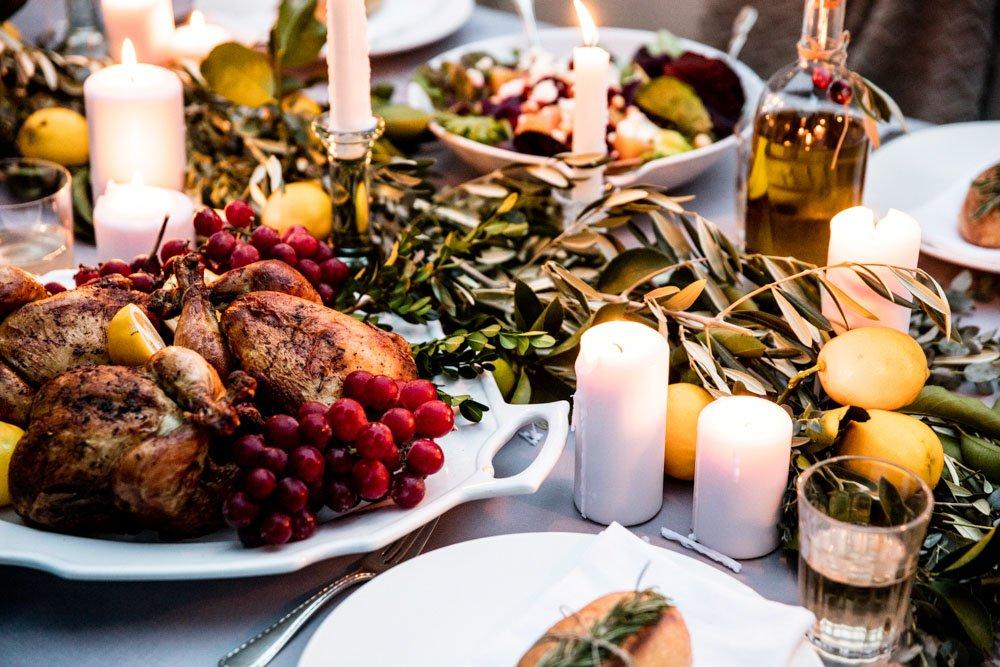 decorar la mesa platos y velas