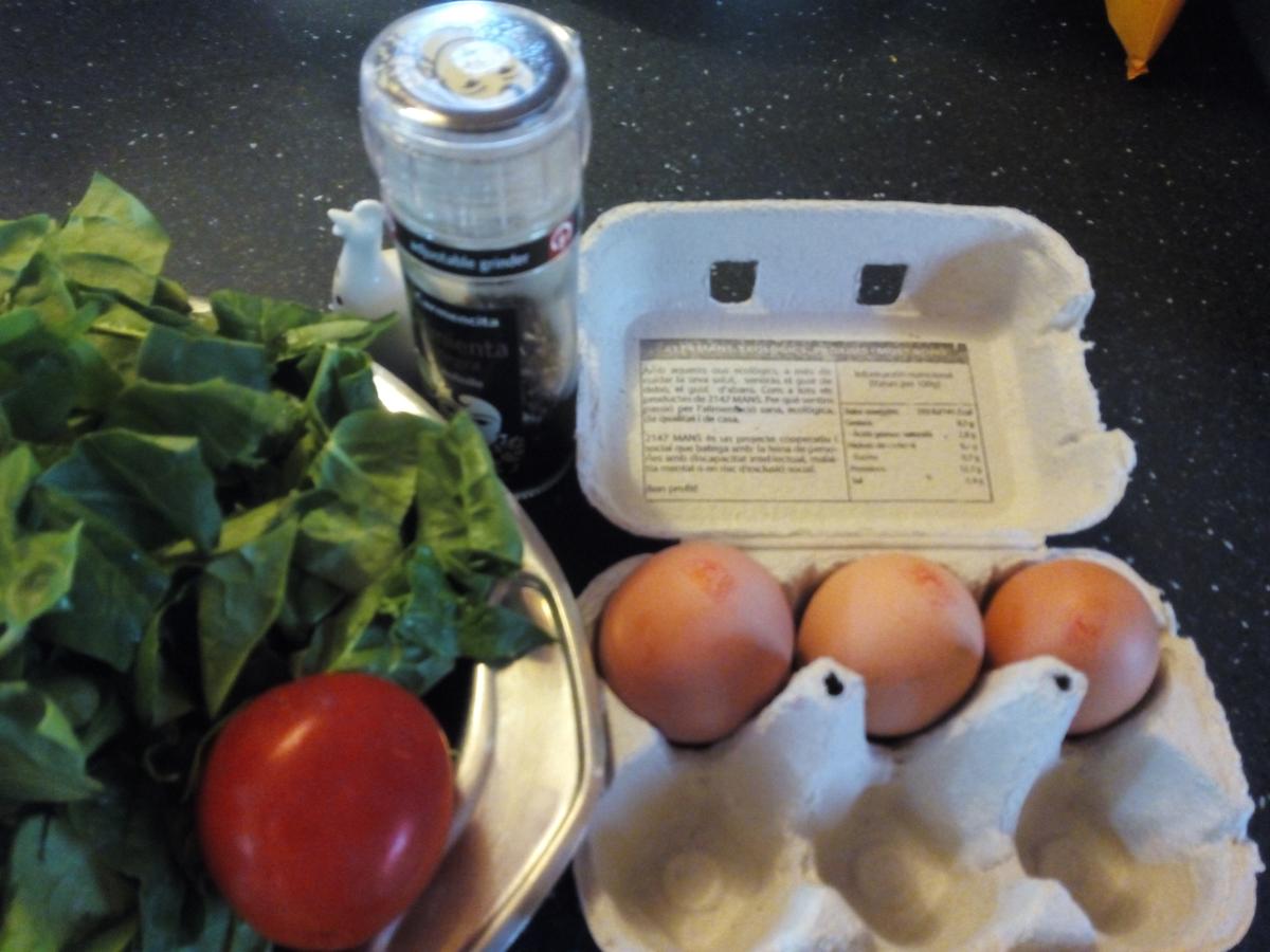 ingredientes de los huevos poche sobre nido de espinacas