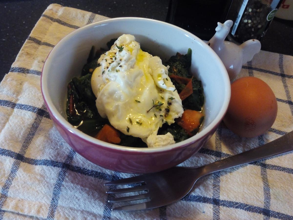 huevos poche sobre nido de espinacas