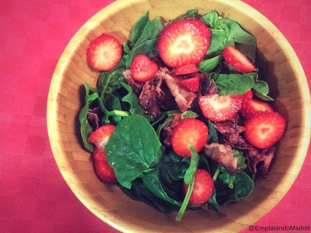 Ensalada de espinacas, fresas y bacon