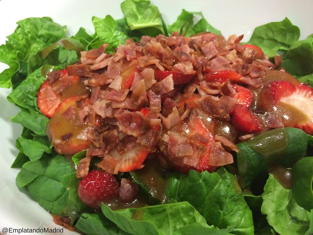 Añadimos la vinagreta balsámica de fresas y bacon