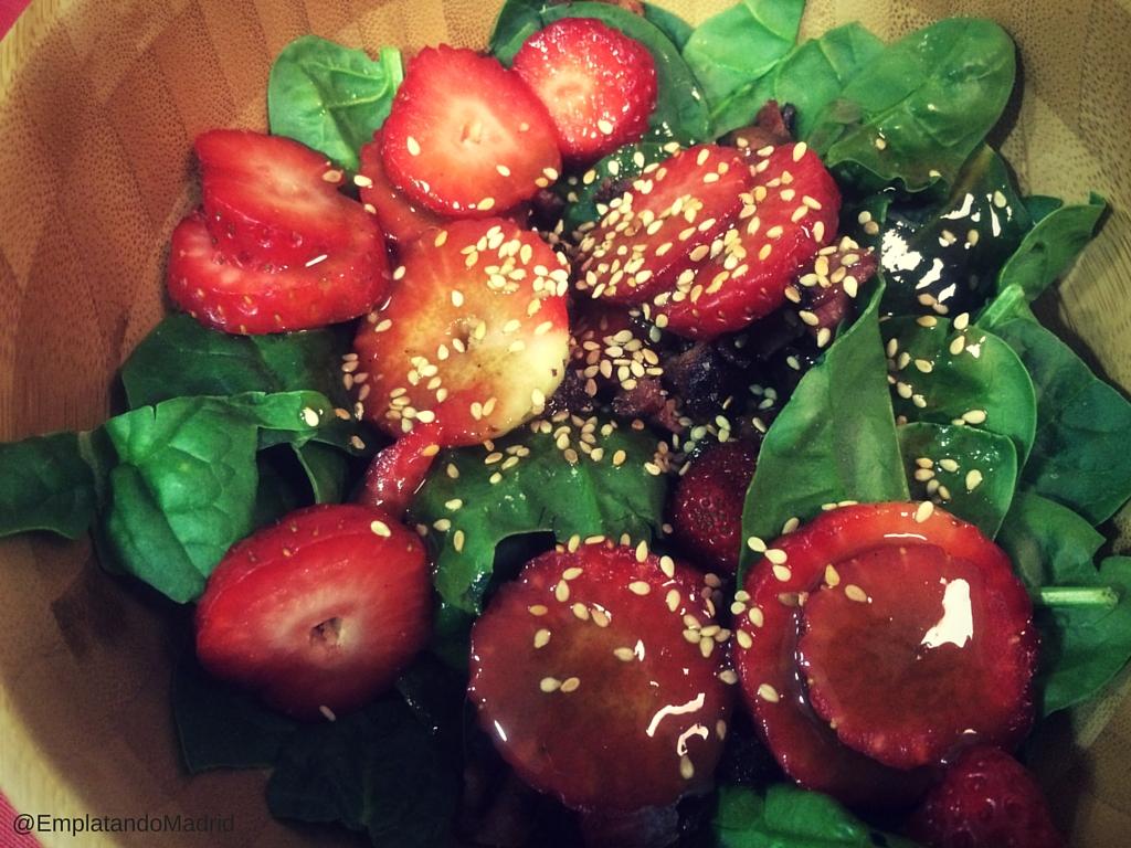 Deliciosa receta de ensalada de espinacas, fresas y bacon 
