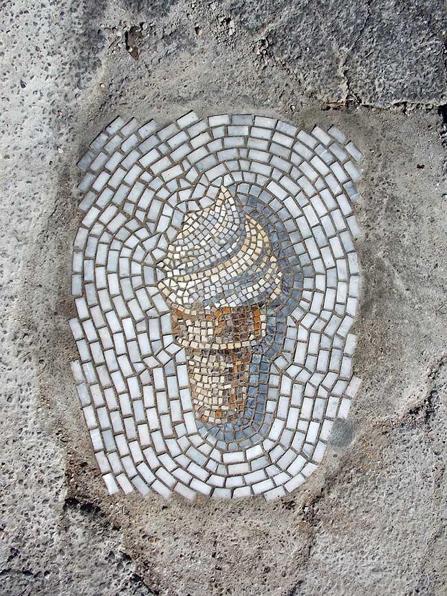 artista cubre baches con mosaicos jim bachor