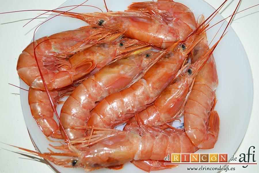 Gambones salteados con especias al wok, preparar los gambones.