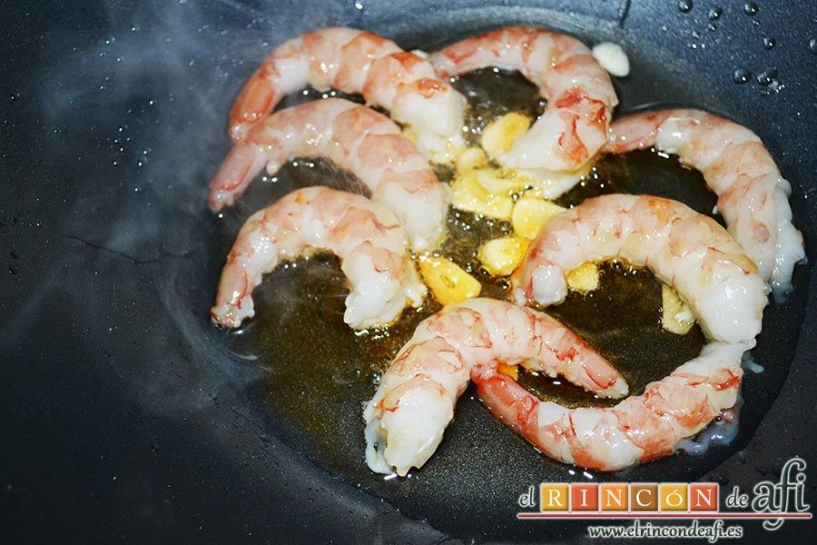 Gambones salteados con especias al wok, cuando tomen color, añadir los gambones