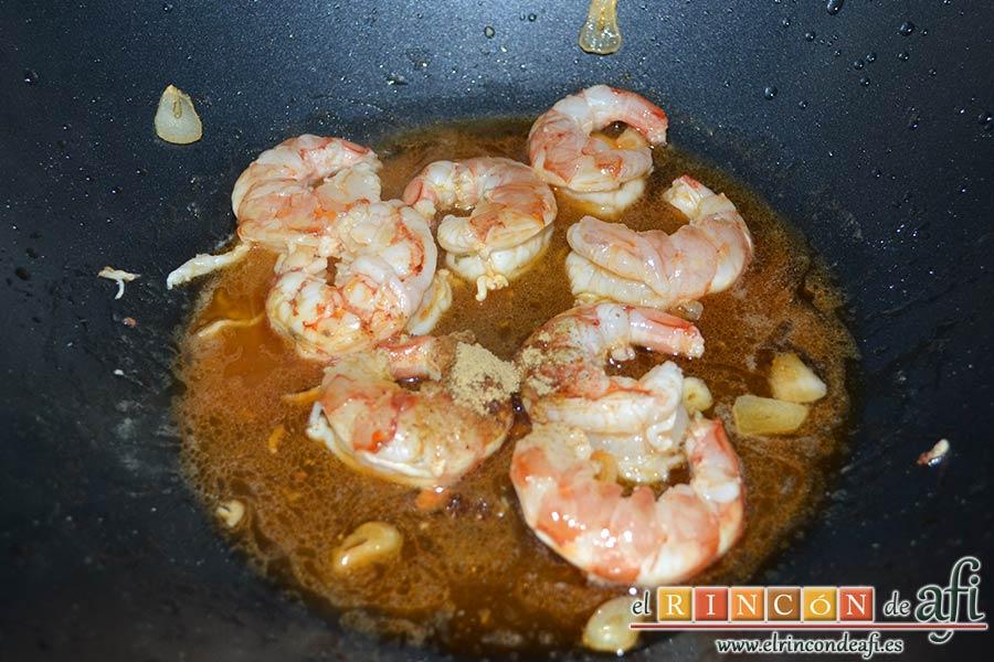 Gambones salteados con especias al wok, añadimos la sal, la pimienta, el jengibre en polvo, la salsa de soja, el zumo de limón y las gotas de Tabasco