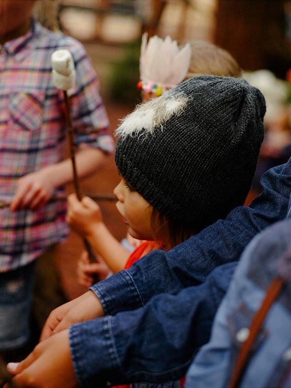 Niños jugando en la fiesta infantil de inspiración invernal