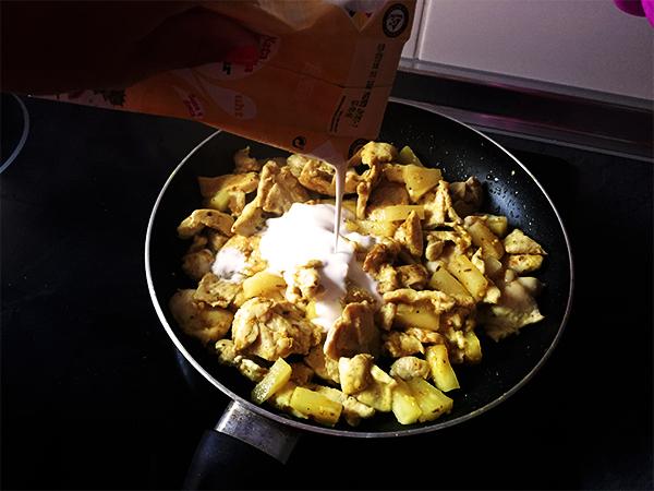 pollo curry nata (crema de leche)