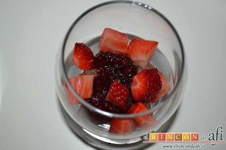 Parfait de fresas y nata (crema de leche), colocamos sobre la mermelada unos trozos de fresa