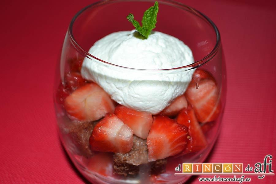 Parfait de fresas y nata (crema de leche), completamos con nata montada (crema de leche)