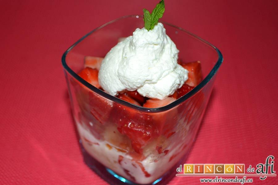 Parfait de fresas y nata (crema de leche), sugerencia de presentación