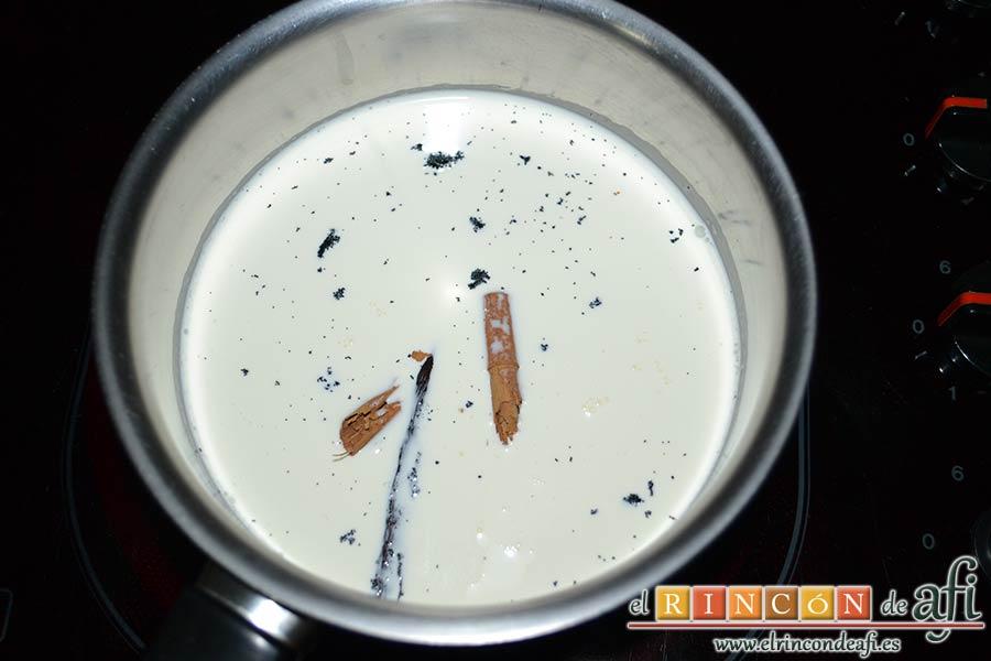 Parfait de fresas y nata (crema de leche), en un cazo colocamos 200 mililitros de nata (crema de leche), las semillas de la vaina de vainilla con su vaina, la rama de canela y 3 cucharadas de azúcar