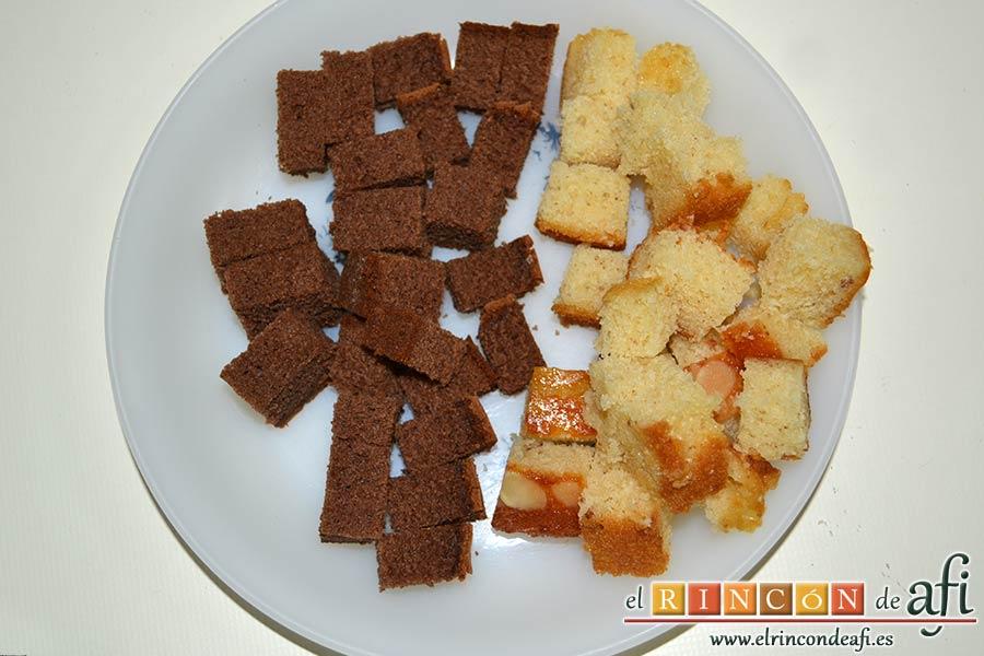 Parfait de fresas y nata (crema de leche), troceamos los bizcochos