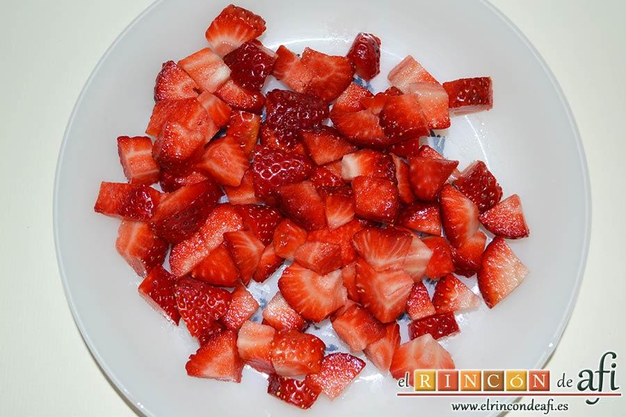 Parfait de fresas y nata (crema de leche), lavamos y troceamos las fresas