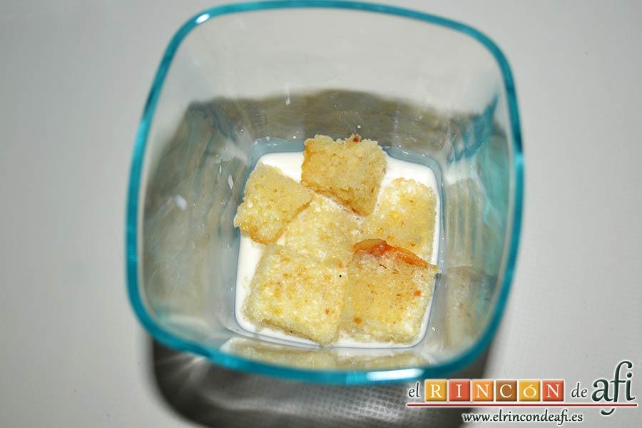 Parfait de fresas y nata (crema de leche), hacemos lo mismo con el bizcocho blanco