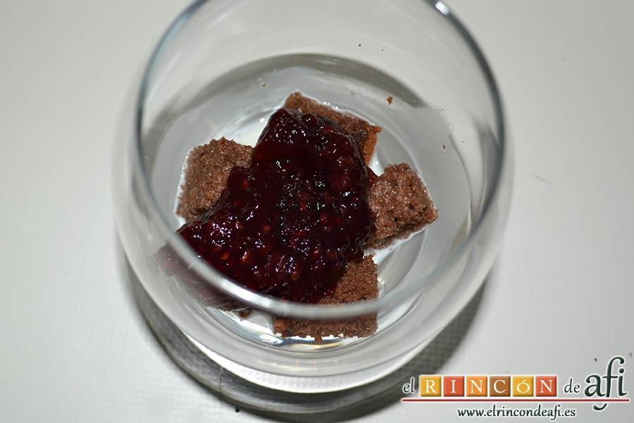 Parfait de fresas y nata (crema de leche), ponemos encima una cucharada de mermelada