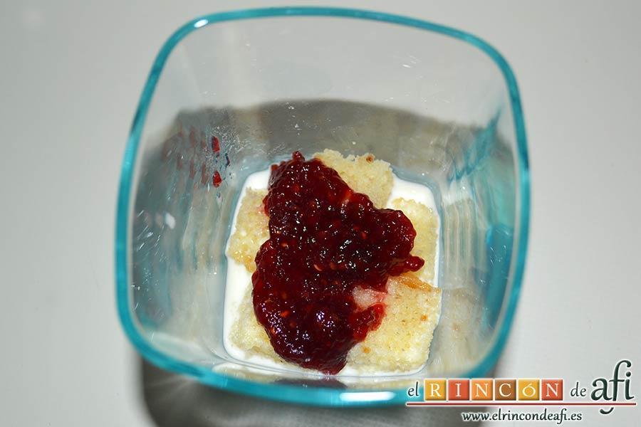 Parfait de fresas y nata (crema de leche), ponemos también mermelada en el bizcocho blanco