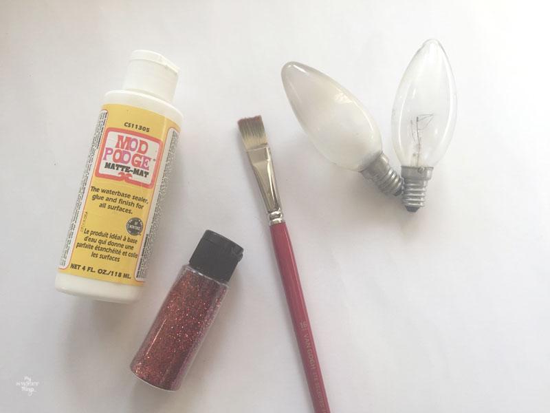 Cómo hacer unos adornos de Navidad con bombillas y unos pocos materiales más