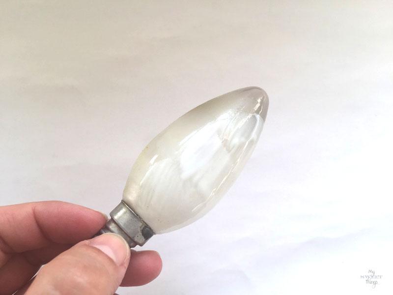 Cómo hacer unos adornos de Navidad con bombillas y unos pocos materiales más