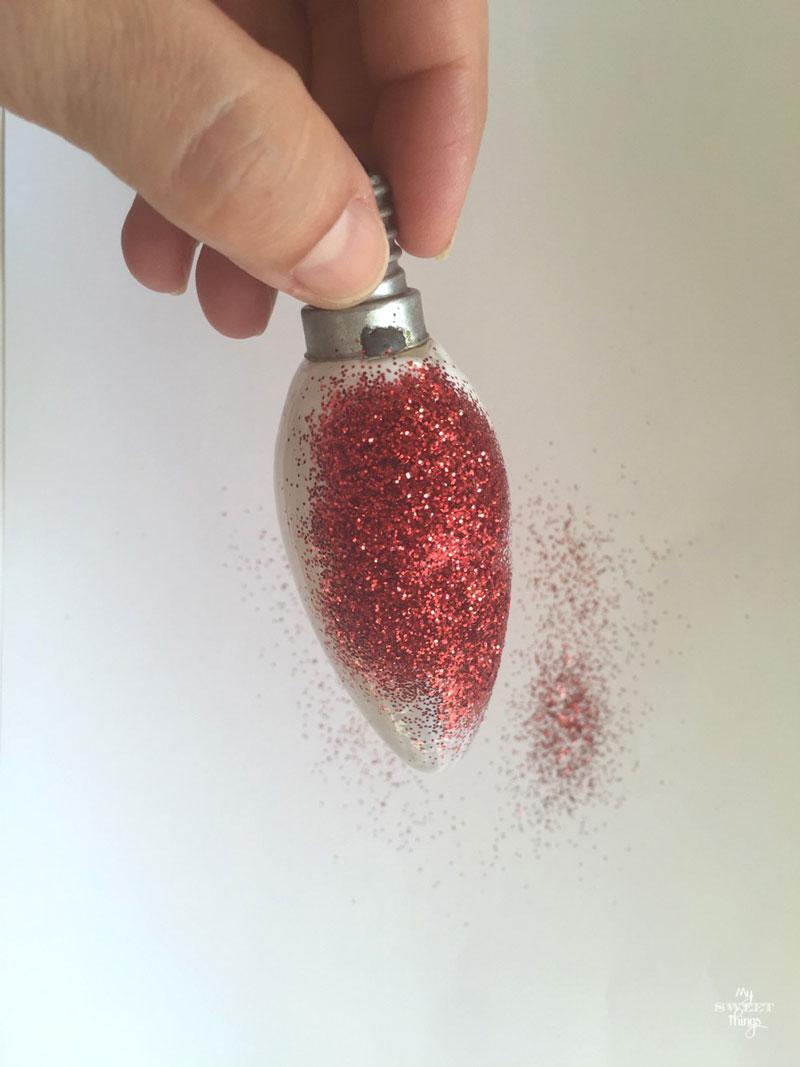 Cómo hacer unos adornos de Navidad con bombillas y unos pocos materiales más