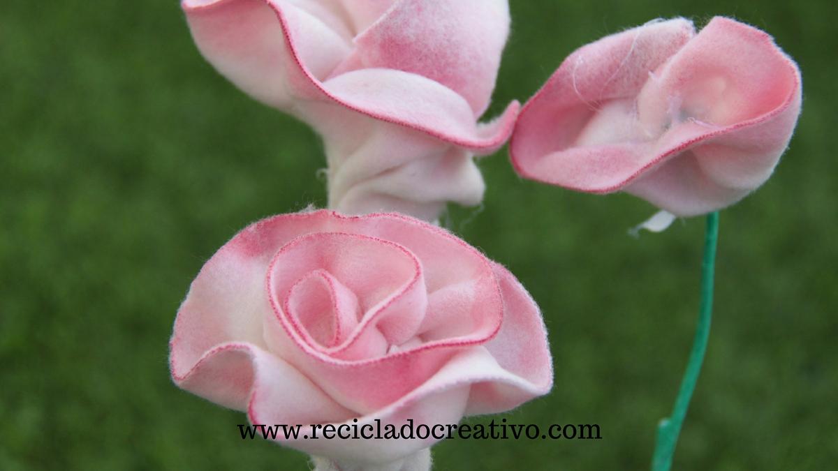 Flores rosas de fieltro realizadas con retales