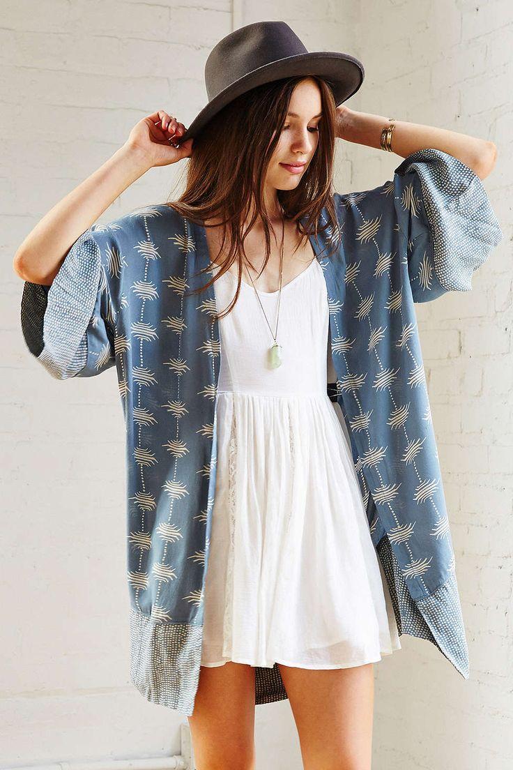 La chaqueta es azul y blanco. La chaqueta son para el verano y el invierno.: 