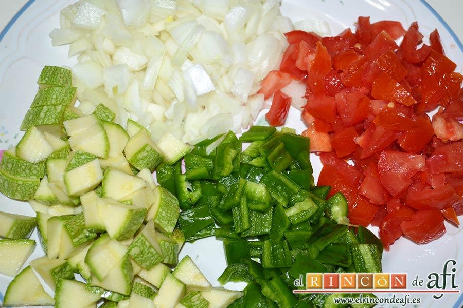 Revuelto de pisto con jamón serrano, trocear las verduras en cuadraditos