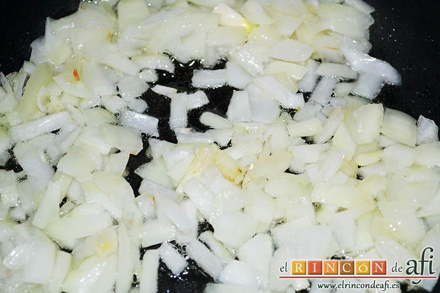 Revuelto de pisto con jamón serrano, seguir con la cebolla