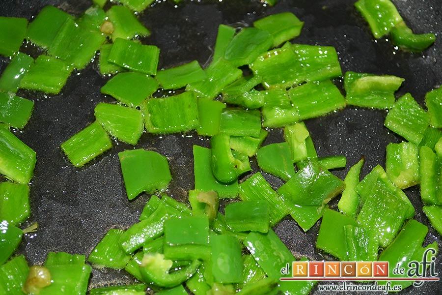 Revuelto de pisto con jamón serrano, seguir con el pimiento verde