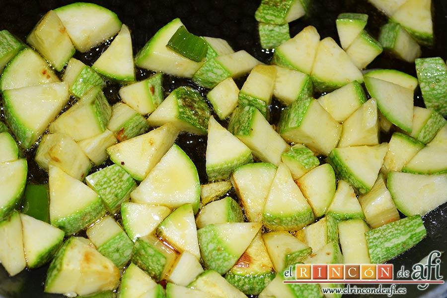 Revuelto de pisto con jamón serrano, y por último el calabacín