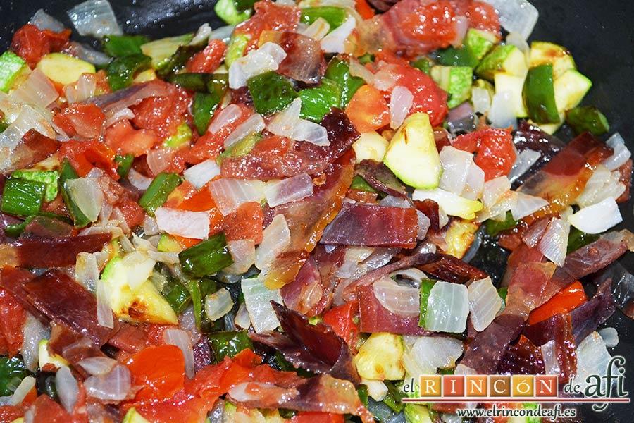 Revuelto de pisto con jamón serrano, incorporar todos los ingredientes en una sartén