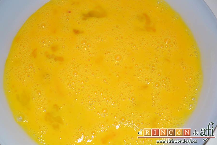 Revuelto de pisto con jamón serrano, batir los huevos