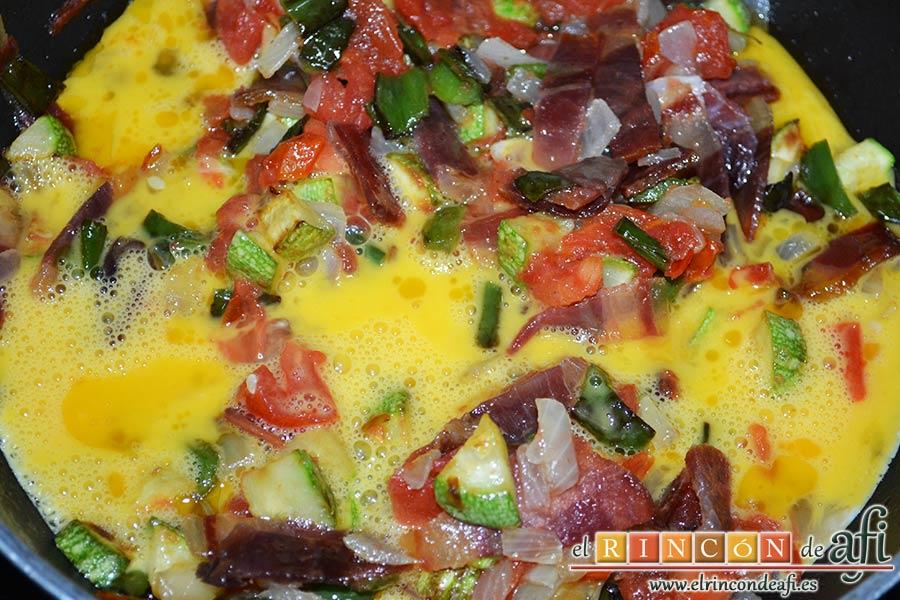 Revuelto de pisto con jamón serrano, incorporar a la sartén