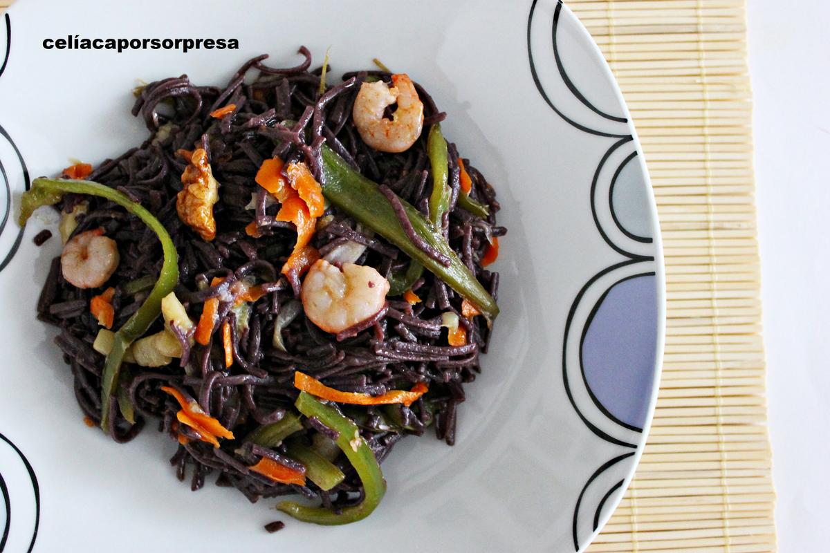 noodles-de-arroz-negro-con-verduras-y-gambas-desde-arriba