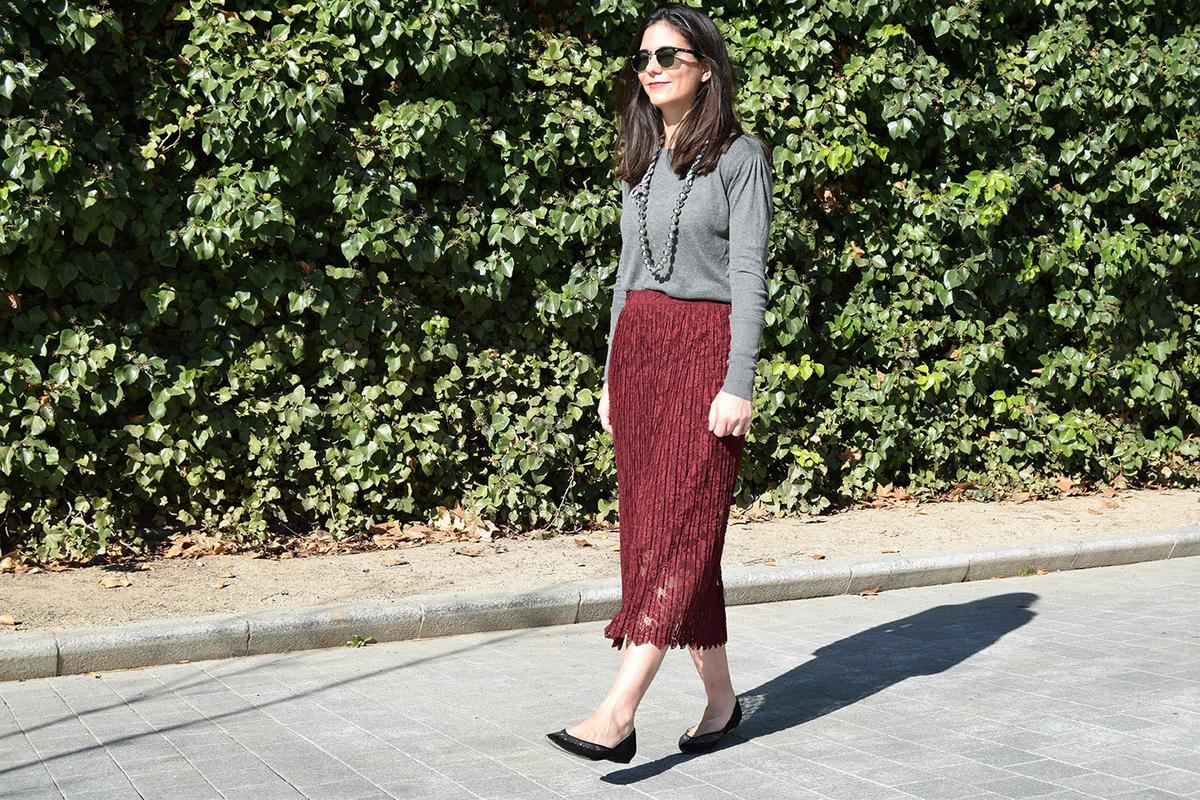 falda midi con zapatos planos moda