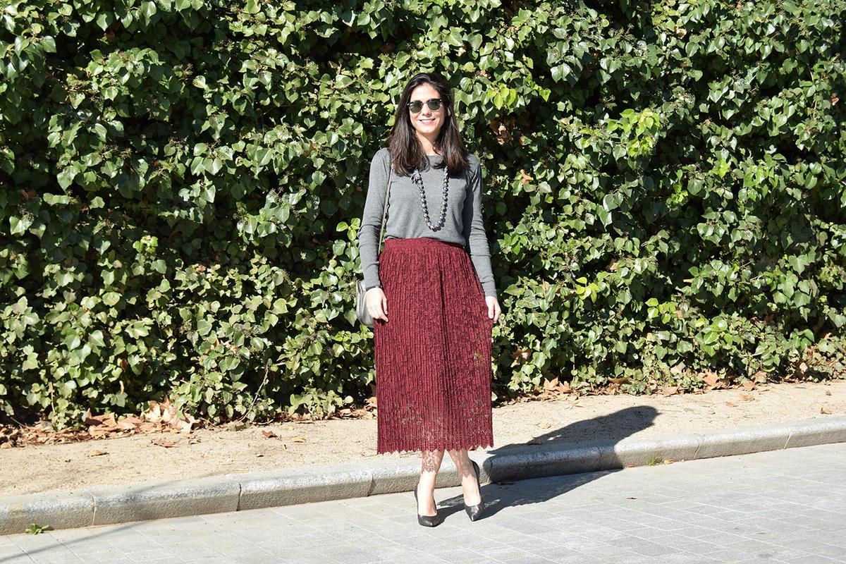 falda midi con zapatos de salon street style