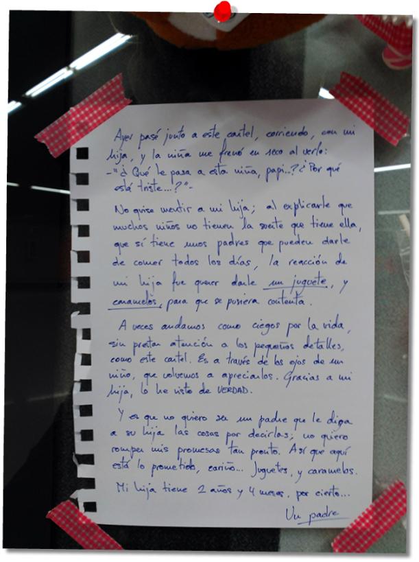 La niña del póster de Save The Children, con juguetes y caramelos