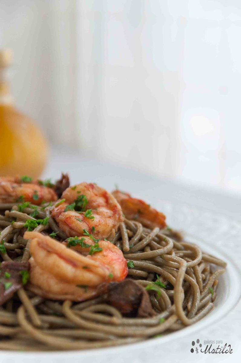 Pasta con langostinos y setas