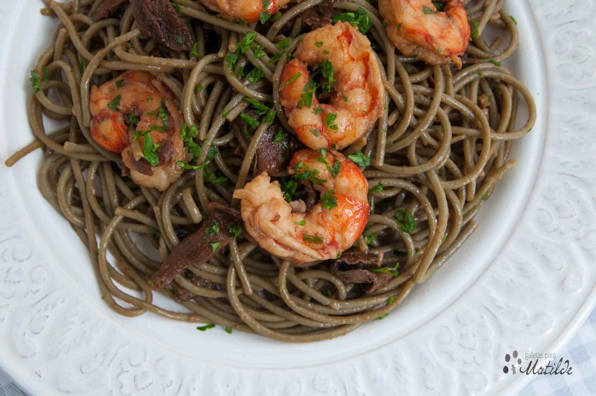 Pasta con langostinos y setas