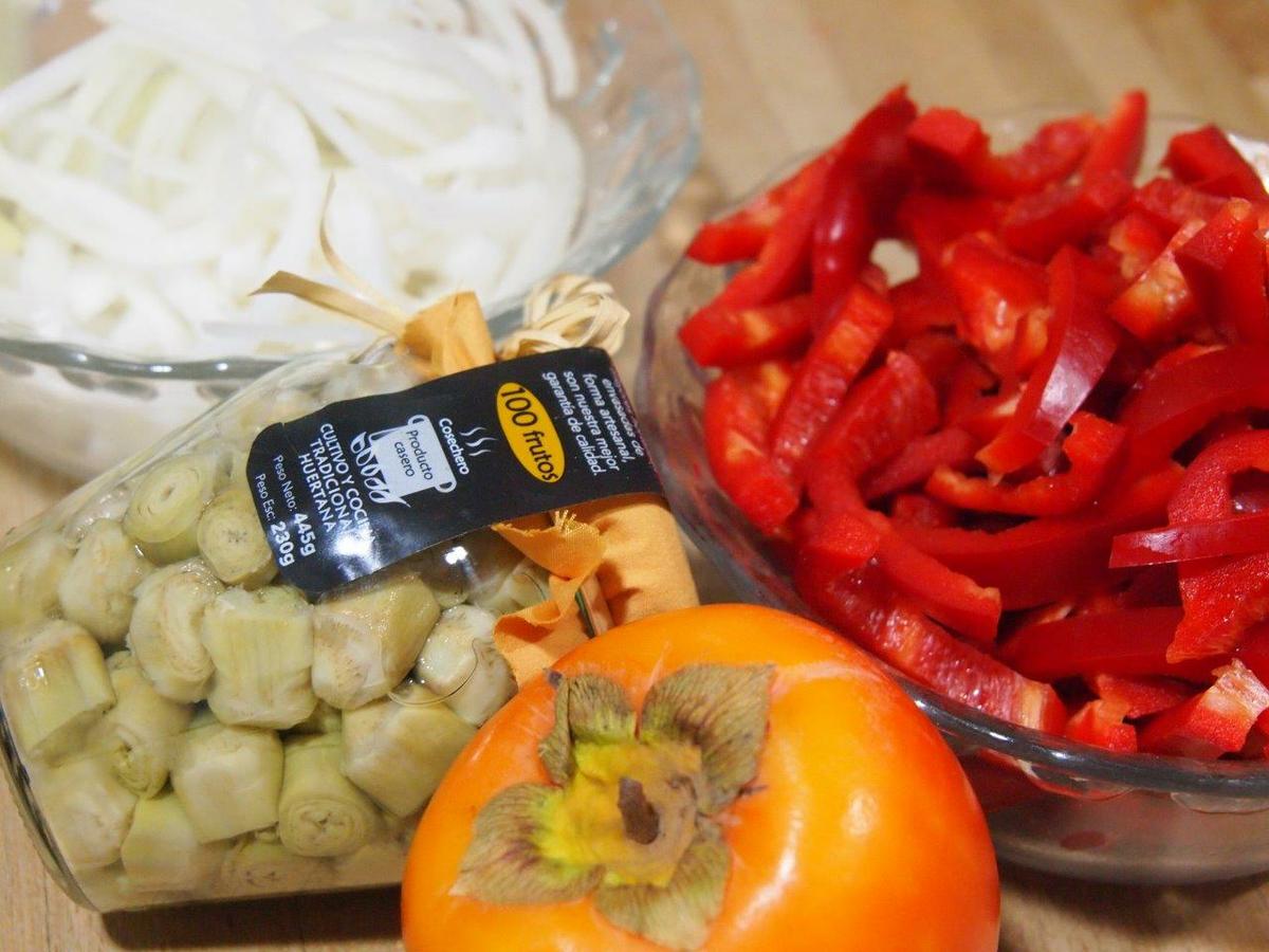 Ensalada templada con caqui y corazones de alcachofa