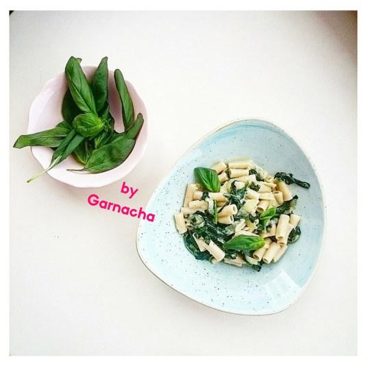 Pasta con tahini y albahaca