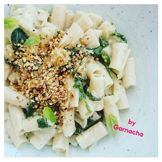 Pasta con tahini y albahaca con semillas