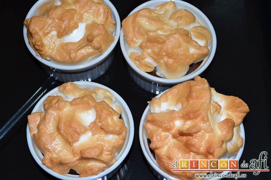 Pudin de chocolate a la Parisien, volver a hornear hasta que estén doradas las claras