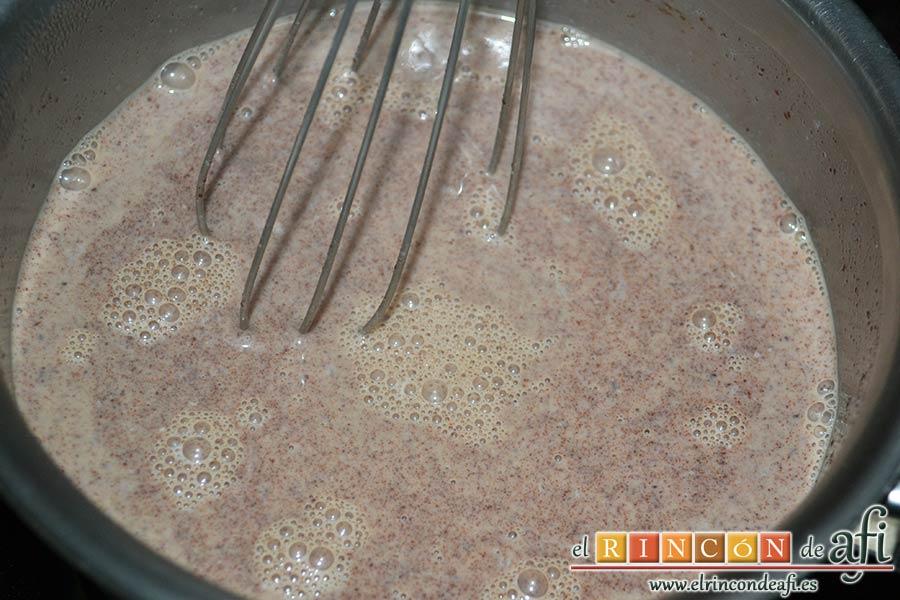 Pudin de chocolate a la Parisien, calentar la leche con el azúcar y añadir el chocolate troceado