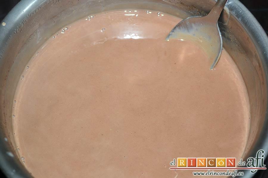 Pudin de chocolate a la Parisien, añadir la mezcla al chocolate