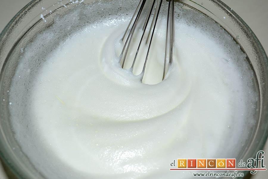 Pudin de chocolate a la Parisien, batir las claras a punto de nieve con una pizca de sal y azúcar glass