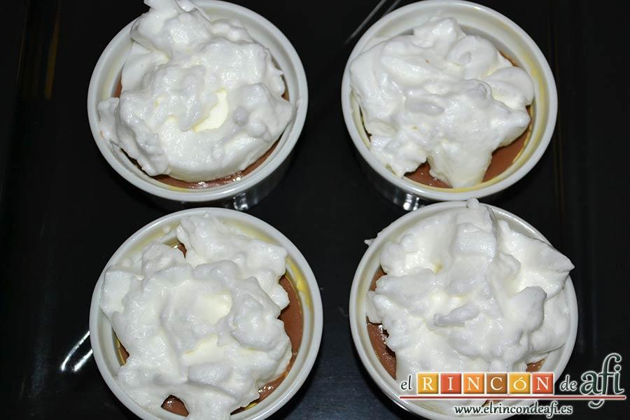 Pudin de chocolate a la Parisien, meter en manga pastelera y decorar