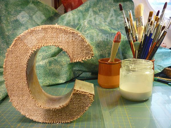 aplicar-cola-sobre-la-arpillera