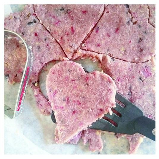 Ayúdate con una espátula para separar las galletas de la masa.